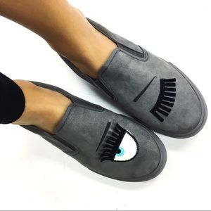 Grey winky eye sneaker